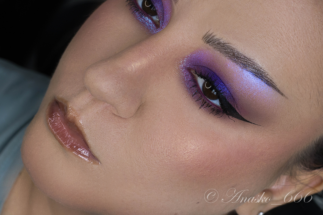 Матовые в макияже: Fold, Resin и Coral.