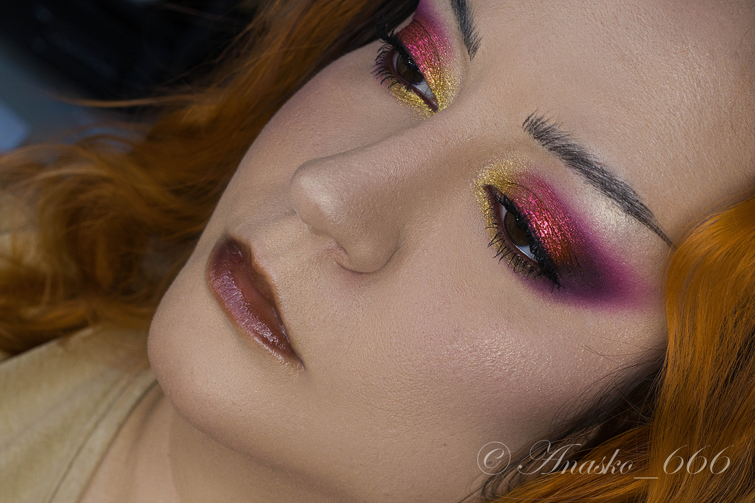 Кофейная Душа в затемнении внешнего уголка, растушеван оттенком Пикантная Штучка.