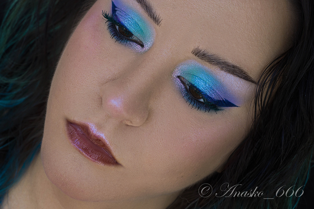 HTML и T9 на подвижном веке нанесены на цветную подложку