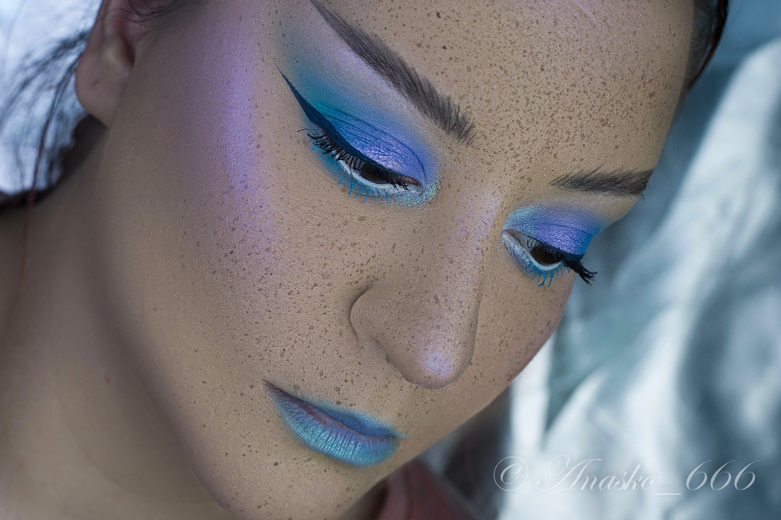 HTML и T9 на подвижном веке, нанесены на белую подложку