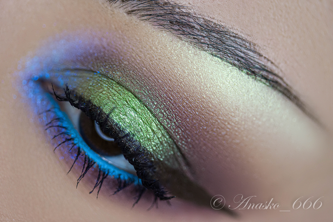 Танцующая со Змеями в зетемнении внешнего уголка и тушевке.