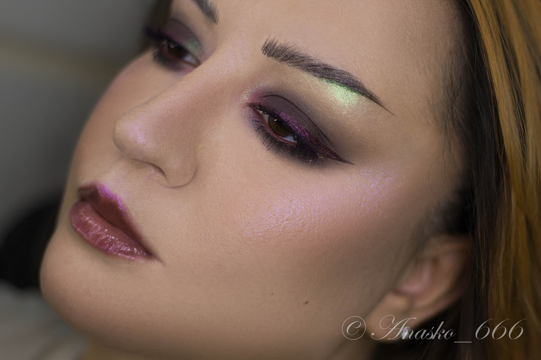 Танцующая со Змеями на подвижном веке