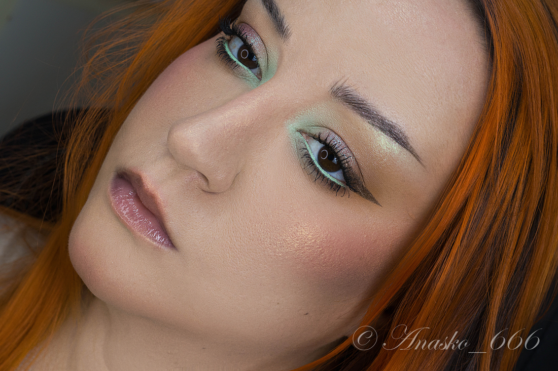 Тушевка оттенками 21 MS и 24 MS. На нижнем веке 23 MS и 24 MS