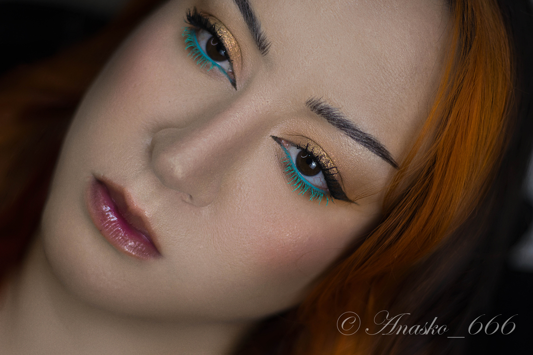 На все веко нанесен 21 MS. На нижнем веке смесь изь 22 MS и 24 MS