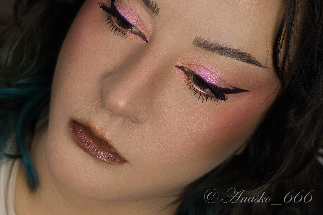 Pink Crush на подвижном веке, Electric Orange во внутреннем уголке