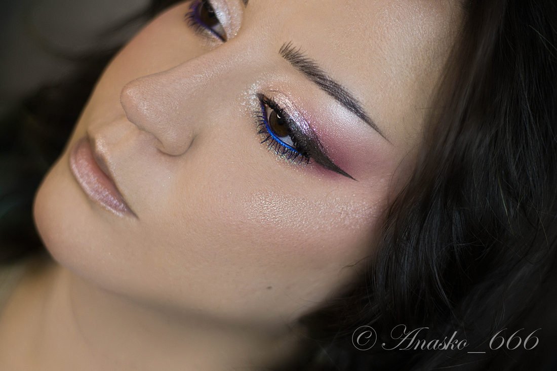 Тушевка оттенками Coral, Dandelion и Crevice. На подвижном веке Pearl, Lamper на нижнем веке.