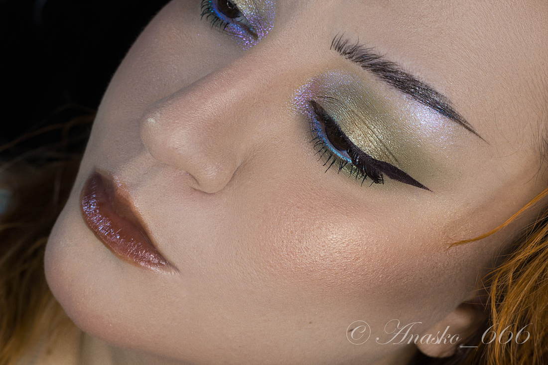 Тушевка оттенком Вооруженная до Зубов. 50 кг Молчаливого Презрения на подвижном веке, Подмастерье Латунного Дома на нижнем веке. Эликсир Снежного Мурчания во внутреннем уголке.