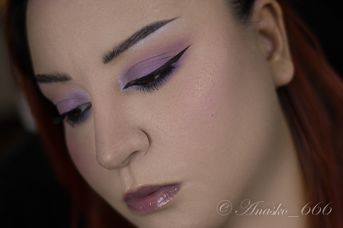 82 Lavender на подвижном веке, закрепила прозрачной пудрой