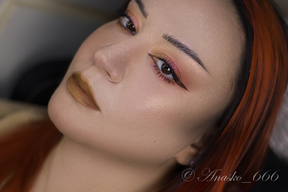 Electric Orange тонким слоем на подвижном веке