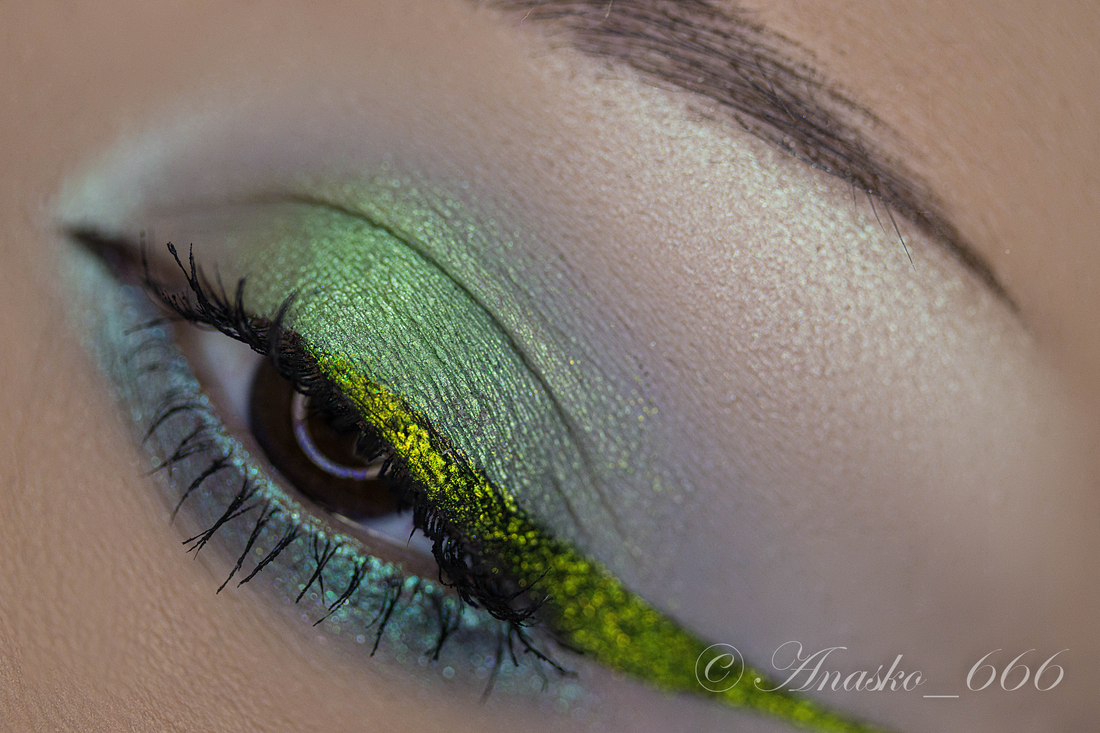 Sour Apple на центре подвижного века; Dragon's Blood в стрелочке