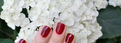 Aston Martin на ногтях: Essie nail lacquer  Bordeaux в главной роли