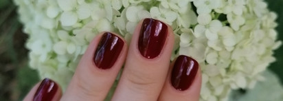 Aston Martin на ногтях: Essie nail lacquer  Bordeaux в главной роли