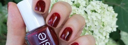 Aston Martin на ногтях: Essie nail lacquer  Bordeaux в главной роли