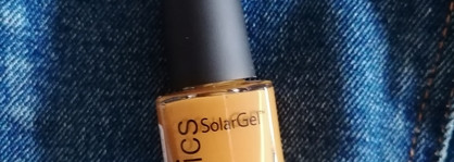 Тыквенный пирог и осенние листья. Оттенок Golden hour от Kinetics Solar Gel Nail Polish в маникюре