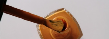 Тыквенный пирог и осенние листья. Оттенок Golden hour от Kinetics Solar Gel Nail Polish в маникюре