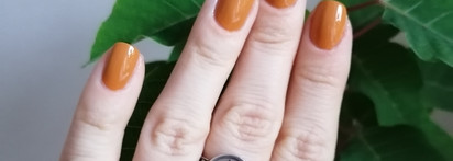 Тыквенный пирог и осенние листья. Оттенок Golden hour от Kinetics Solar Gel Nail Polish в маникюре