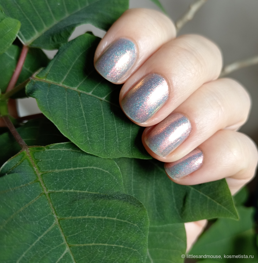 Лак намагничен на круглом магните, у окна, яркий свет