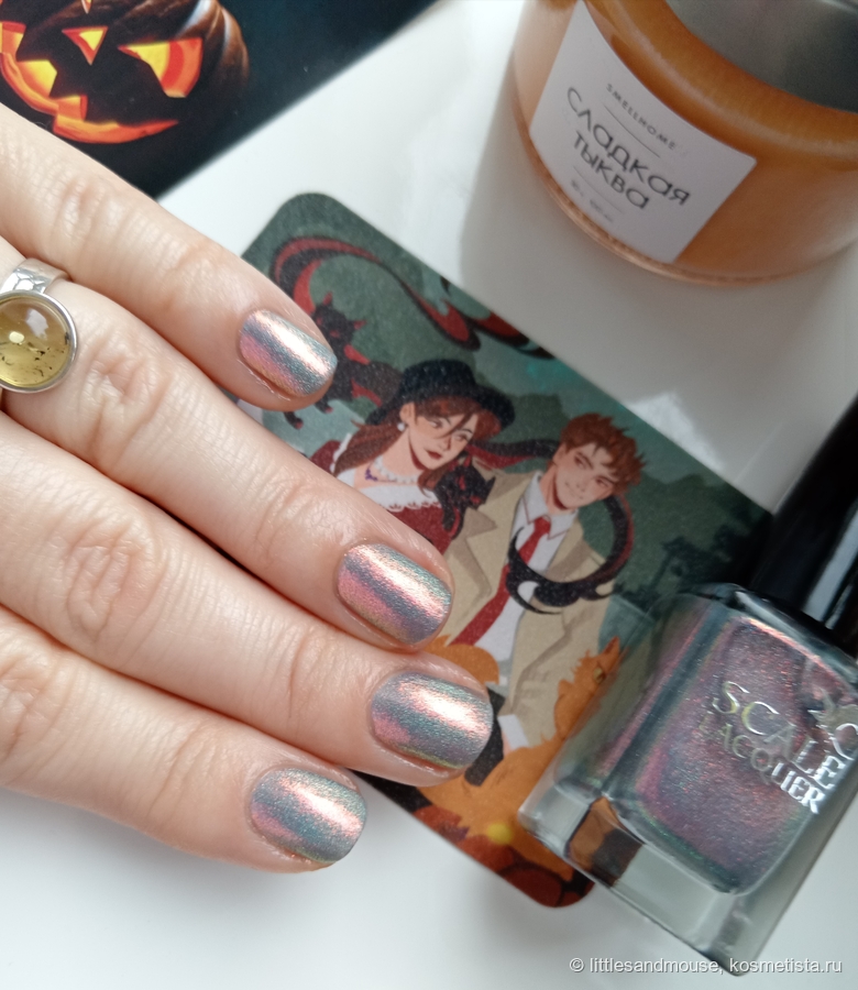 Тоже вельвет. На подоконнике, стал виден голубой цвет, лак кажется нежнее