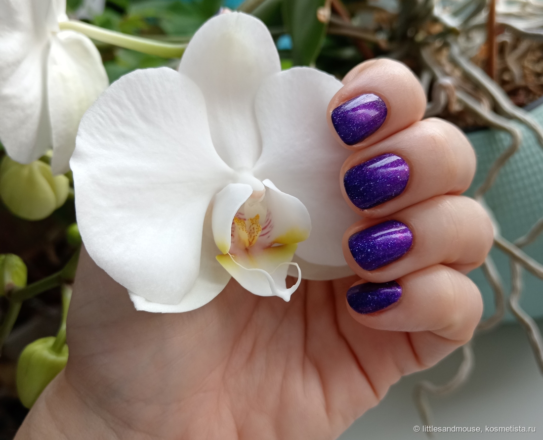 Яркий свет, тут лак теплее, виден розовый шиммер
