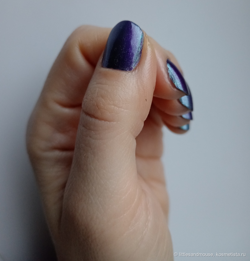 Под углом виден синий и сливово - фиолетовый