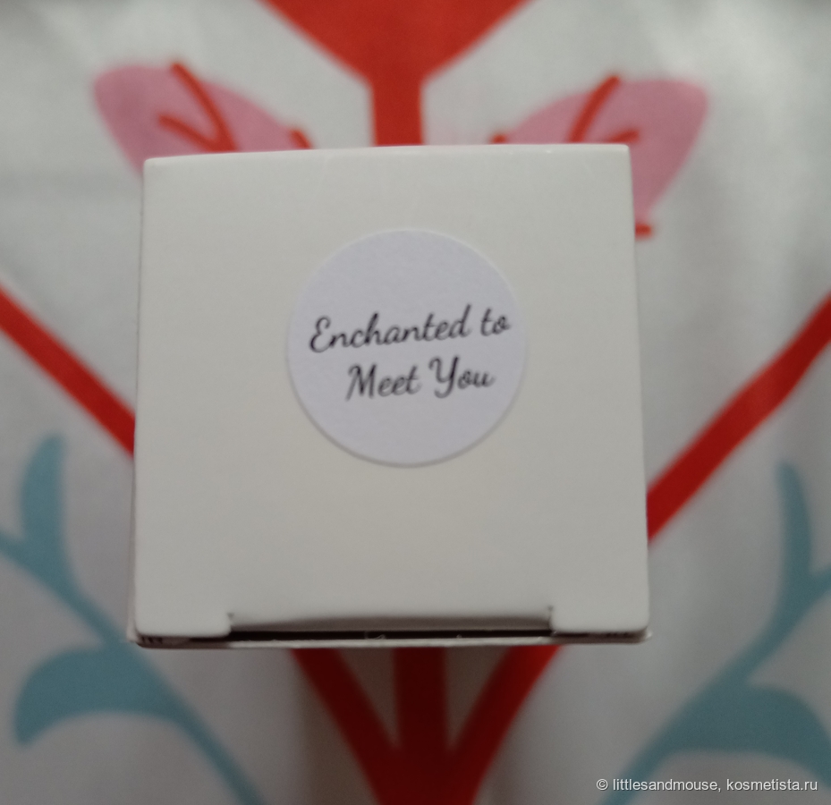 На дне коробочки есть наклейка с названием оттенка. Для хранения можно поставить лак в коробочку наоборот, чтобы наклейка была сверху. Тогда будет легко найти нужный лак среди одинаковых коробочек