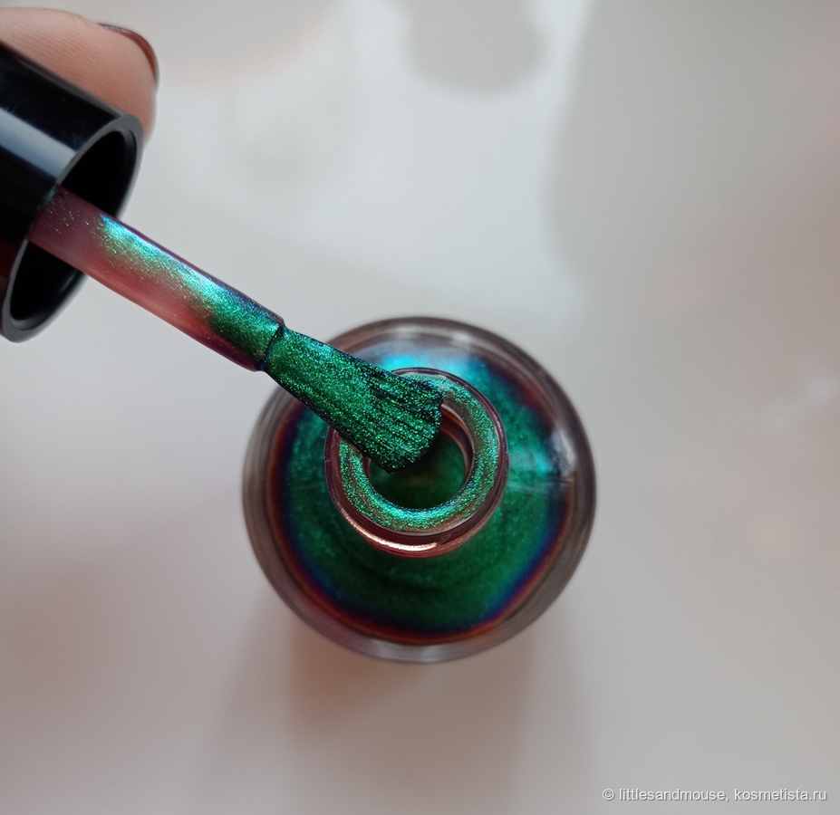 Кисть. Видны переливы шиммера