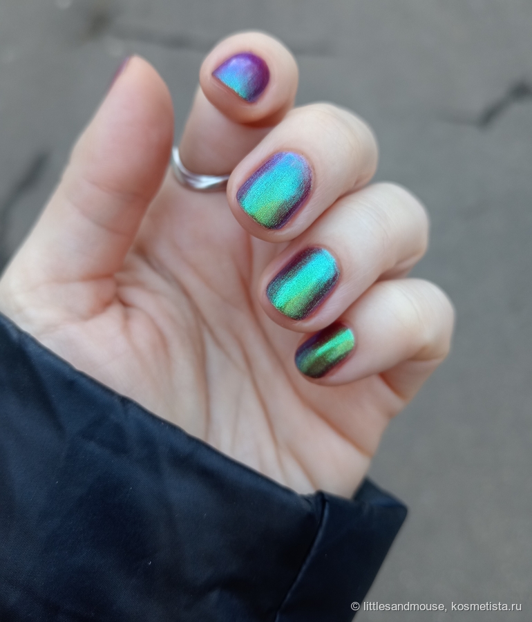 На улице. Глазами вижу именно так-с постоянными переливами оттенков