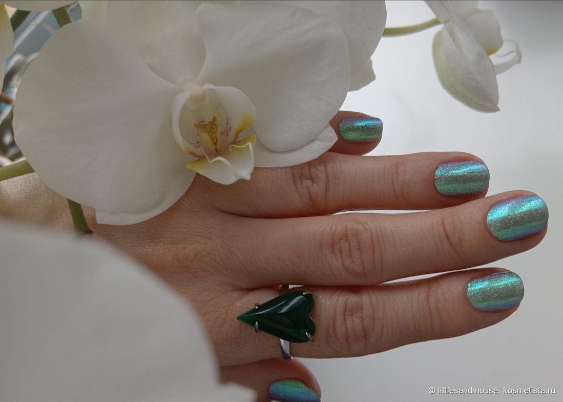 В тени лак любит прикидываться бирюзой. Впрочем, ему это идёт