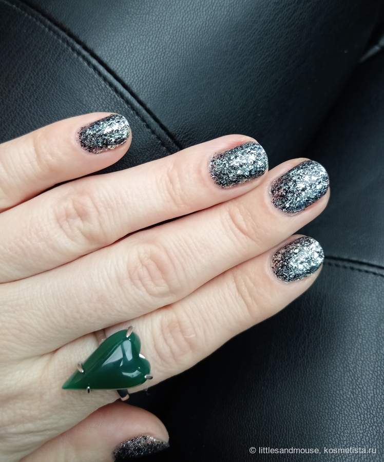 На черном фоне