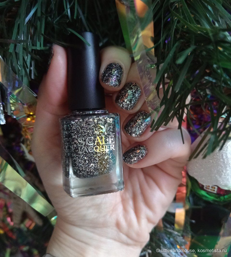 Серебряная слюда отражает елочные игрушки. Очень красиво