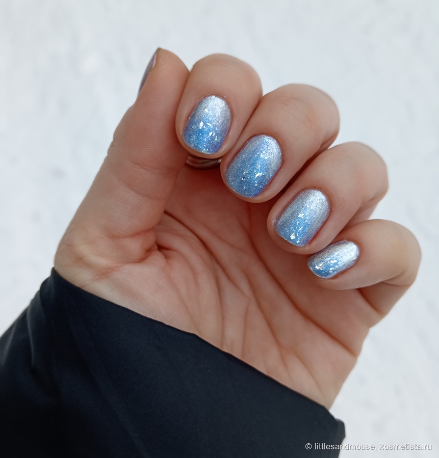 Конечно же на фоне снега