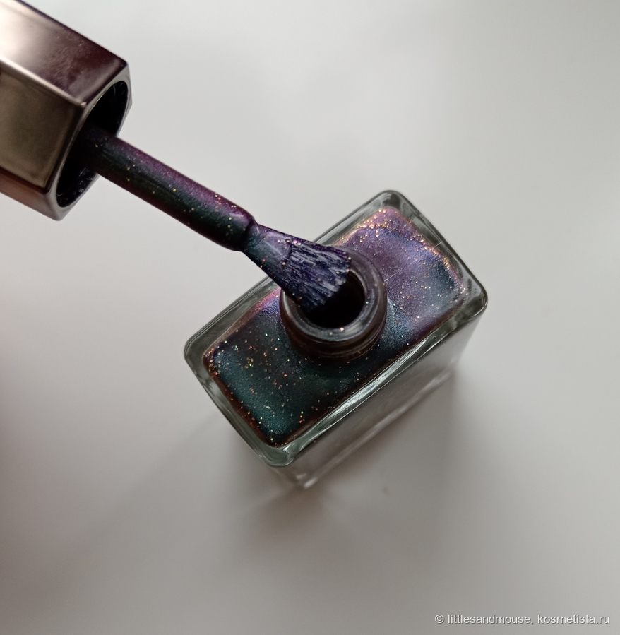 Кисть. Видно как красиво лак переливается - как глубины космоса