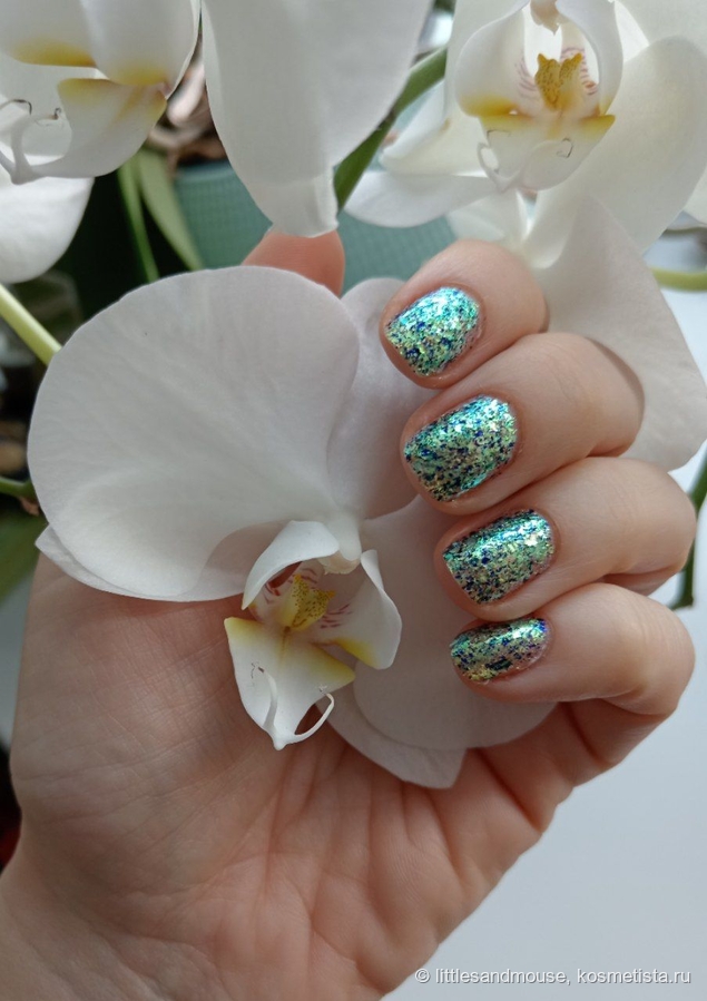 На ногтях в выглядит как фольга