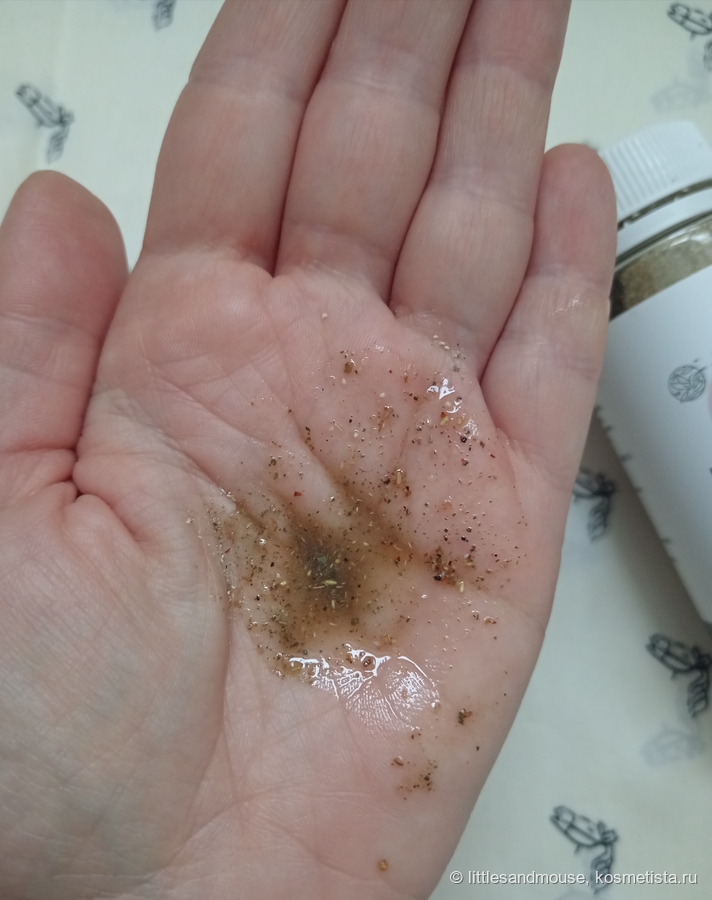 А так после добавления тёплой воды. Видно большое количество скрабирующих частичек и трав