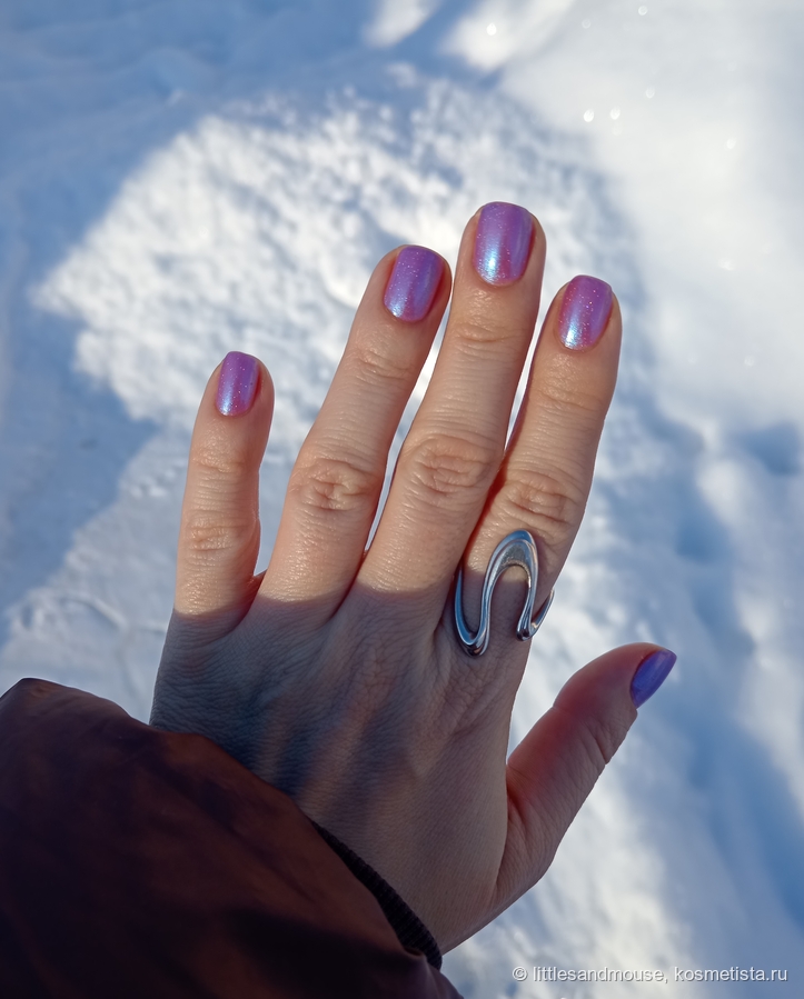 На фоне снега лак безумно сверкает