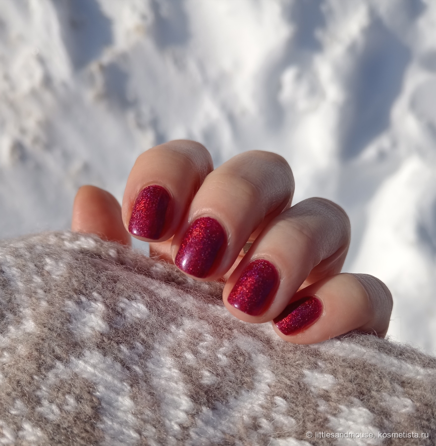Под ярким солнцем на фоне снега лак раскрывает свою красоту на максимум