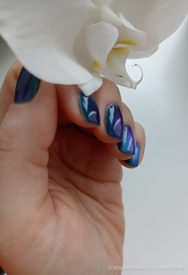 Под углом лак выдаёт также сиреневый оттенок
