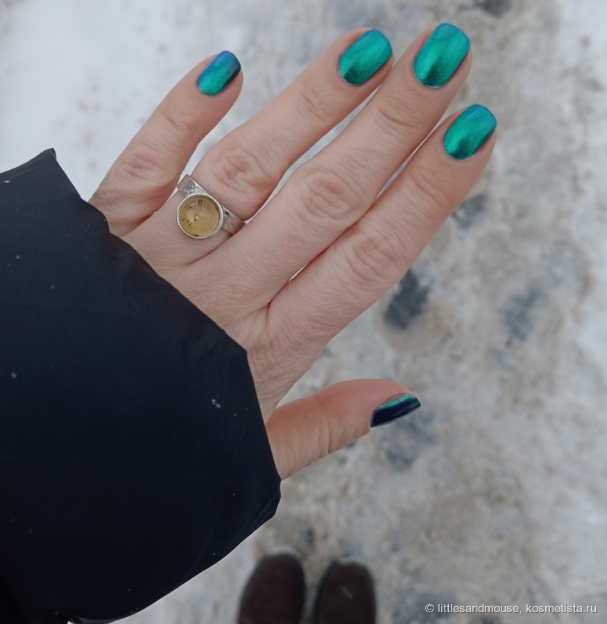 На улице. Посмотрите на большой палец, там лак выглядит максимально похоже по насыщенности на реальную жизнь