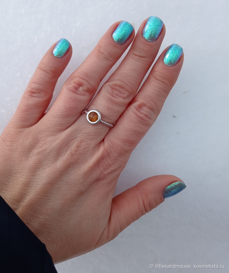 Извиняюсь за красные руки снимала лак в очень сильный мороз. На снегу искрится!