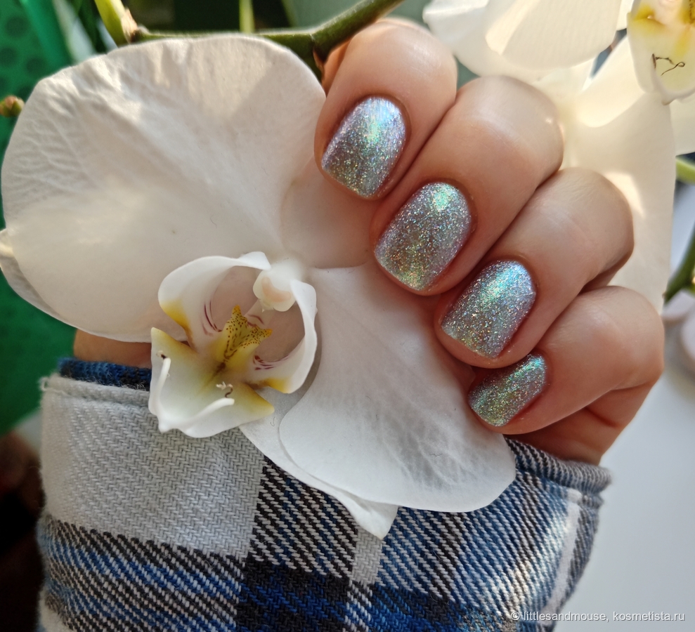 У окна. Лак искрит голографией