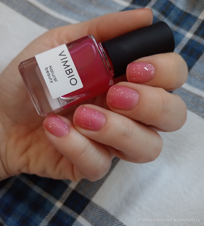 Тинт имеет достаточно насыщенный оттенок для такого типа лаков, матовый топ его приглушает, но не сильно