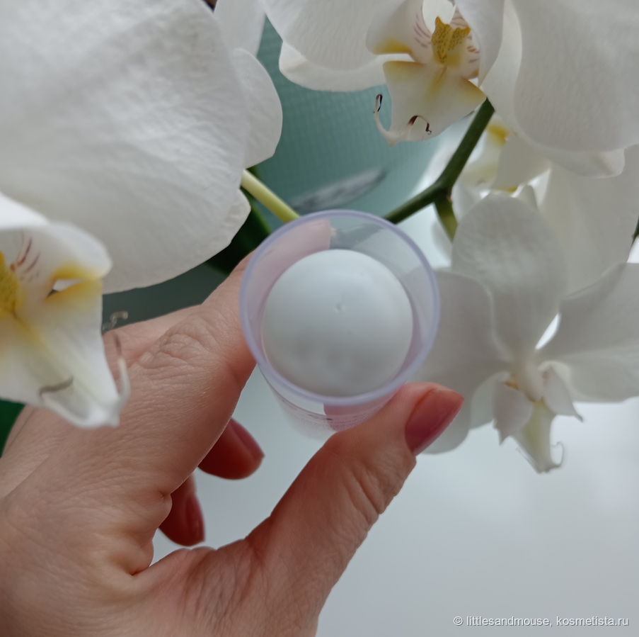 Пимпочка-кнопка на дне флакона, при нажатии на которую подаётся средство