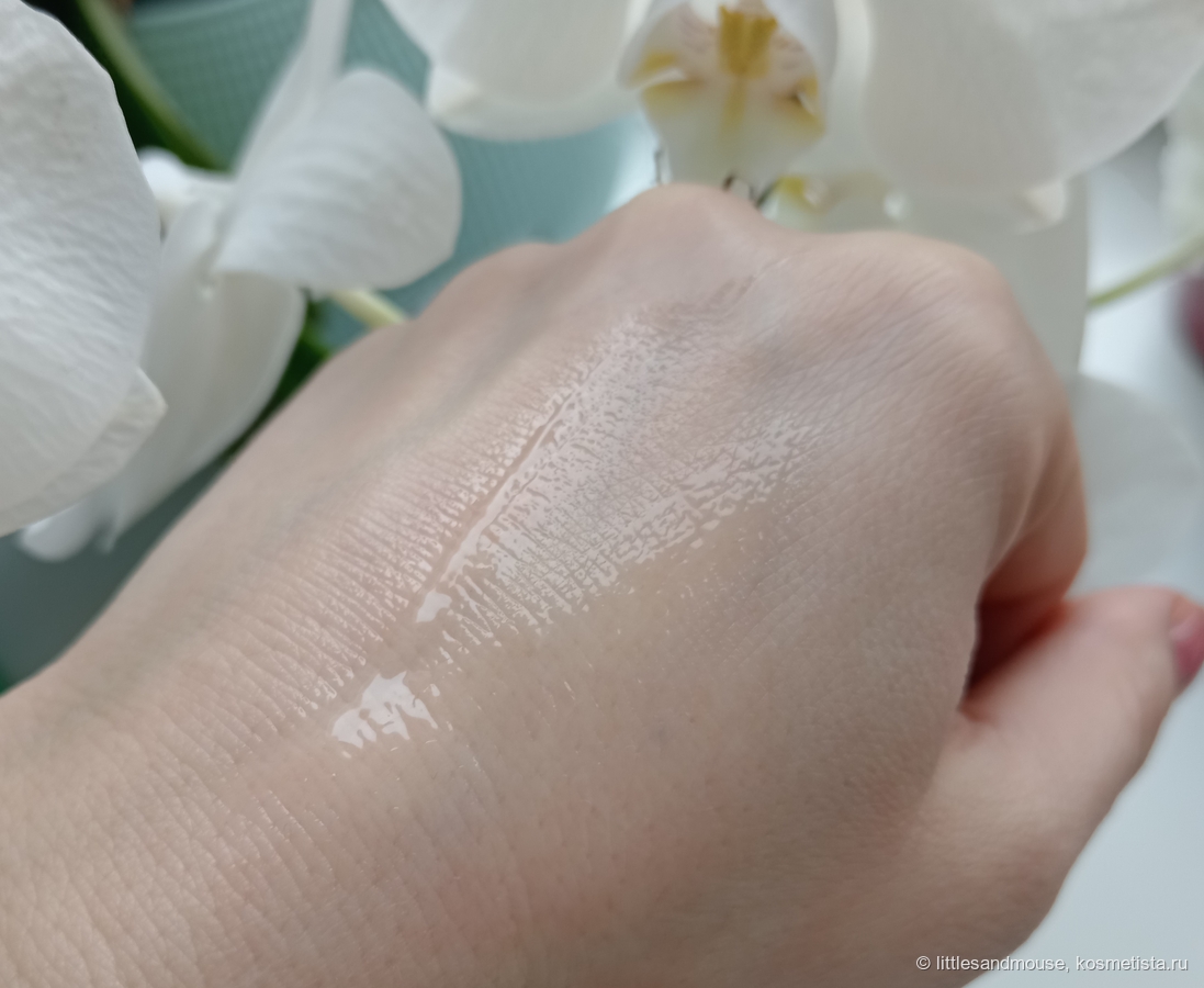 Слегка распределила по руке