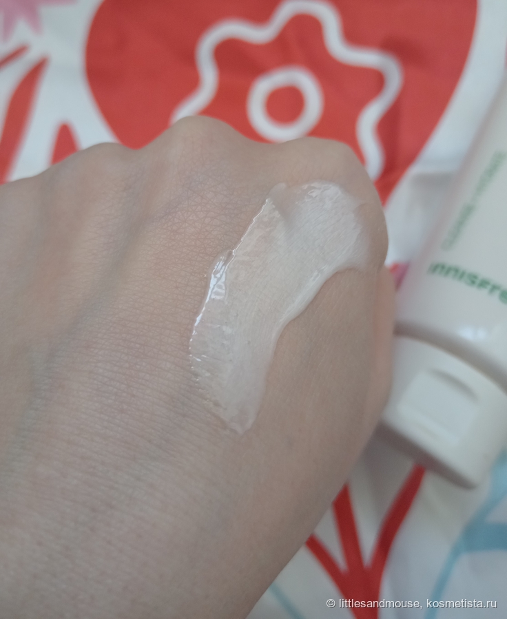 Распределила по руке, чтобы поймать жемчужныц отблеск