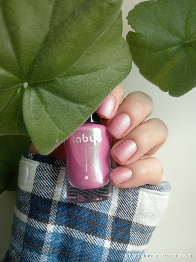 А ярком свету ожидаемо выглядит светлее