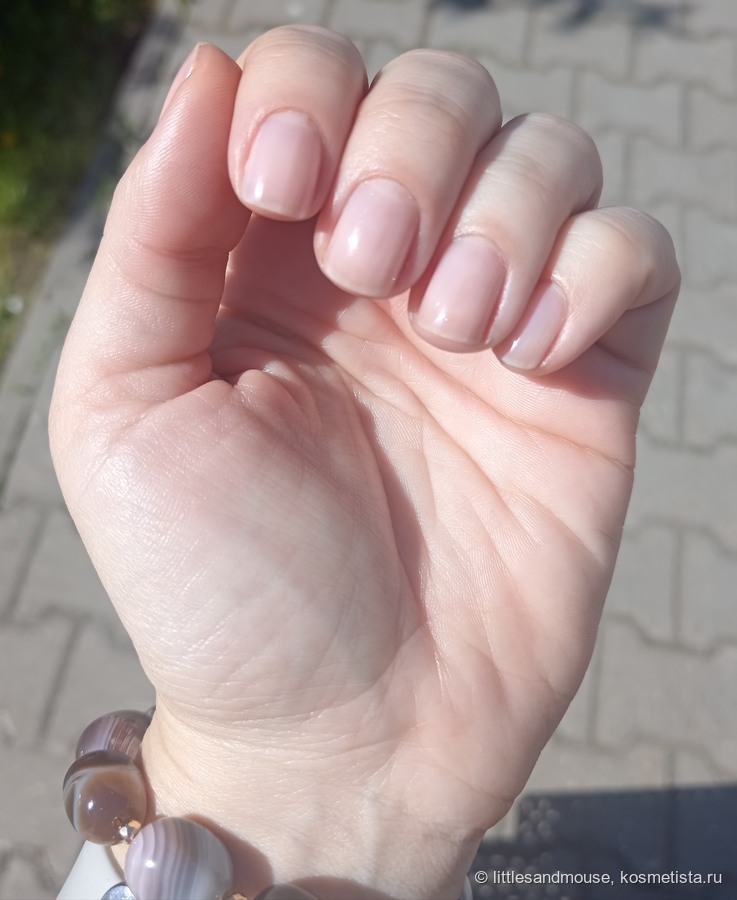 На ярком солнце на улице