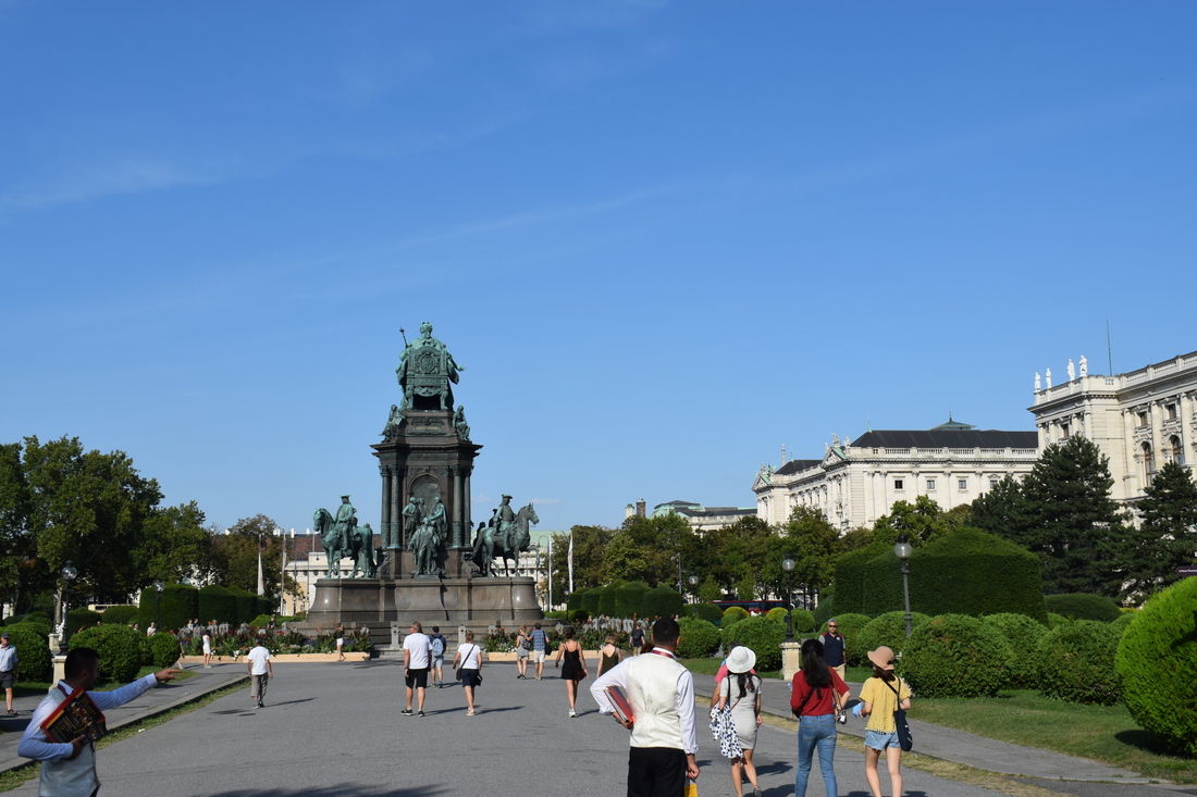 Памятник  Марии Терезии (к сожалению,  это вид со  спины,  с противоположной  стороны  из-за  солнца не  получались фото)