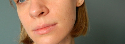 Поэтапная демонстрация создания носибельного цветного макияжа