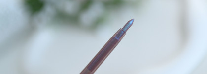 Новинка на рынке: дуохромные карандаши Essence Meta Glow duo-chrome eye pencil