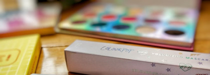 Хороша собой, но есть нюансы в нанесении. Отзыв, свотчи и макияжи BFF Mascara в оттенке Kiss n Teal от Colourpop